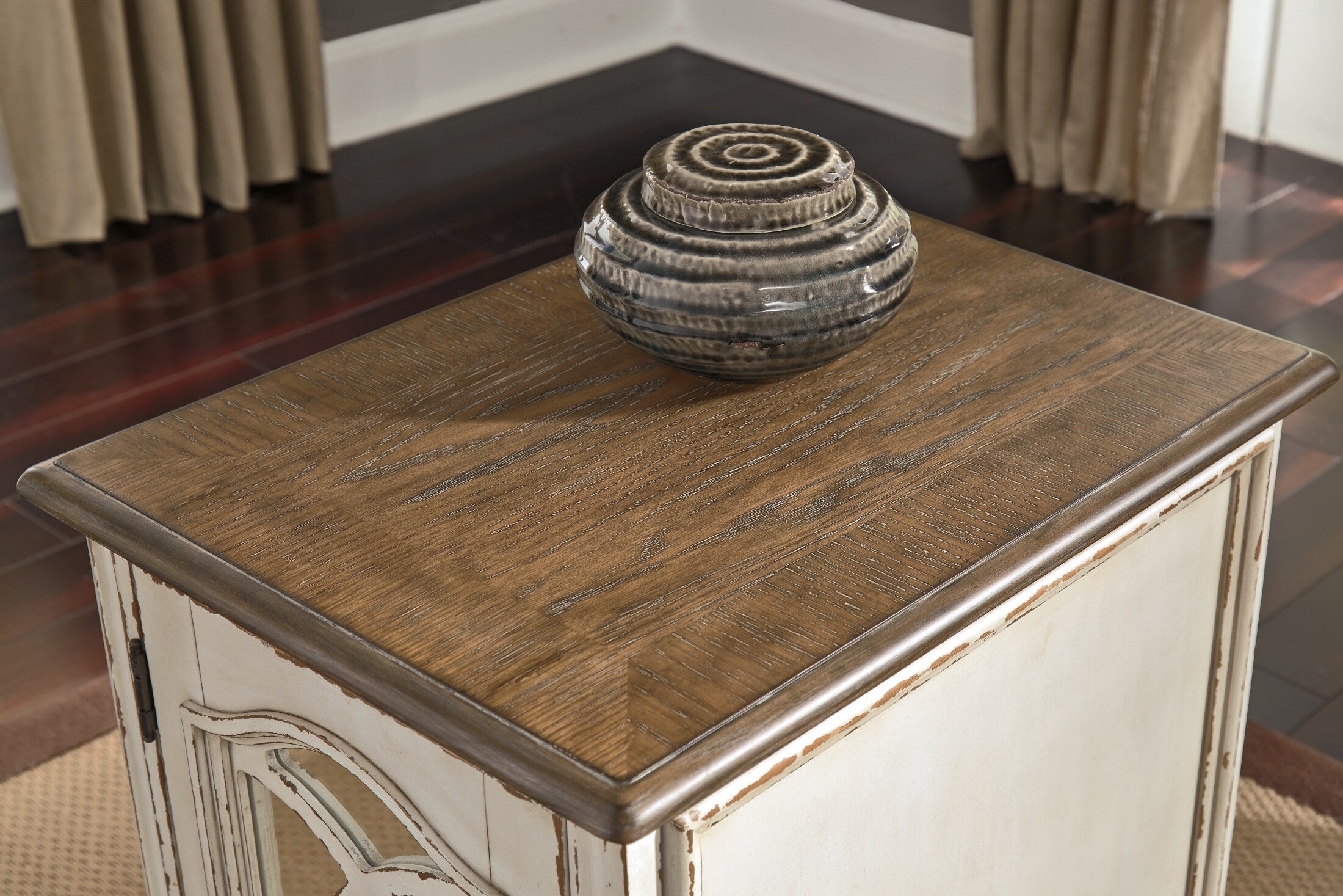 Realyn Chairside End Table - Indoor