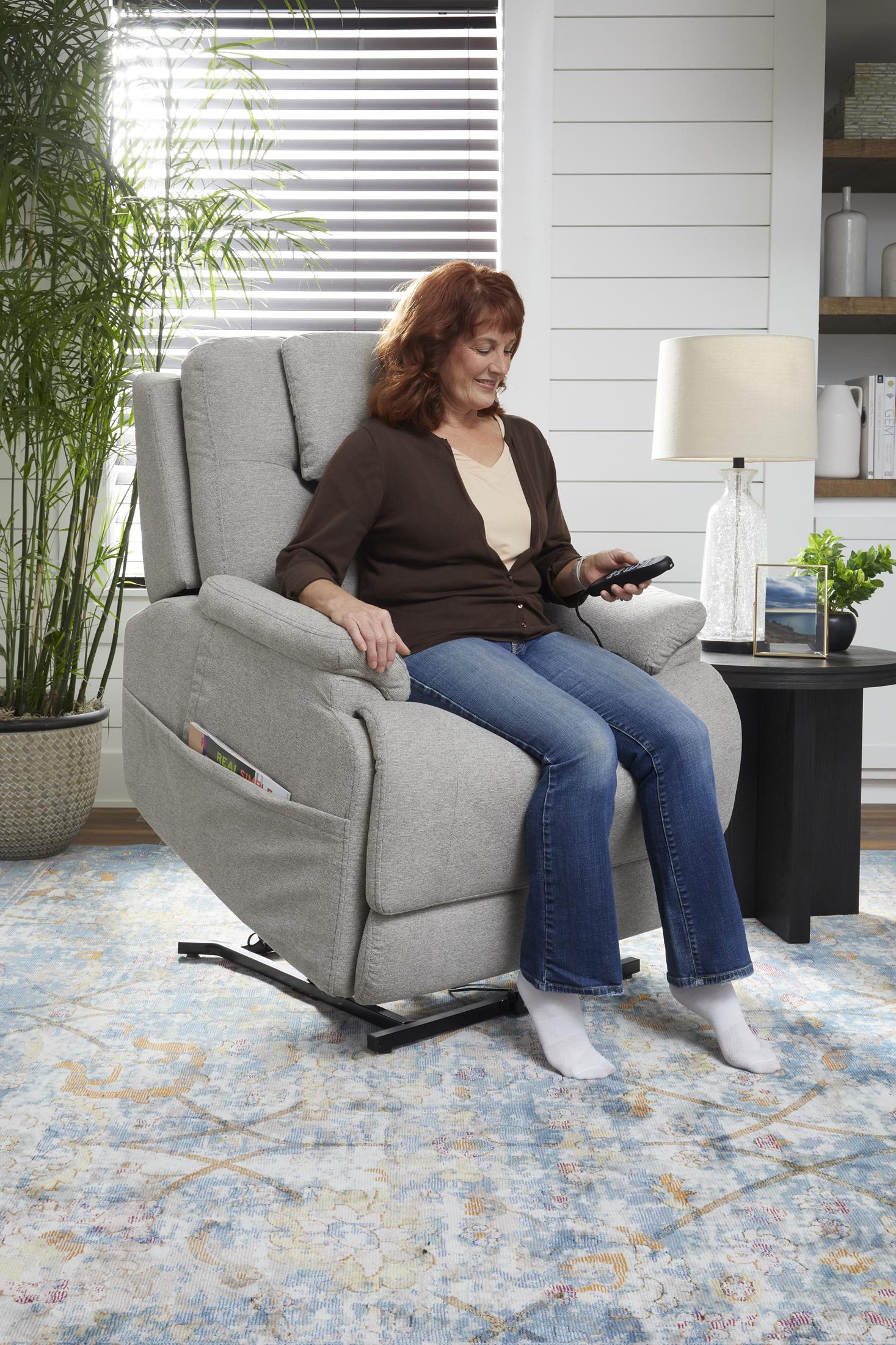 Zecliner Petite Power Lift Recliner - Reclining