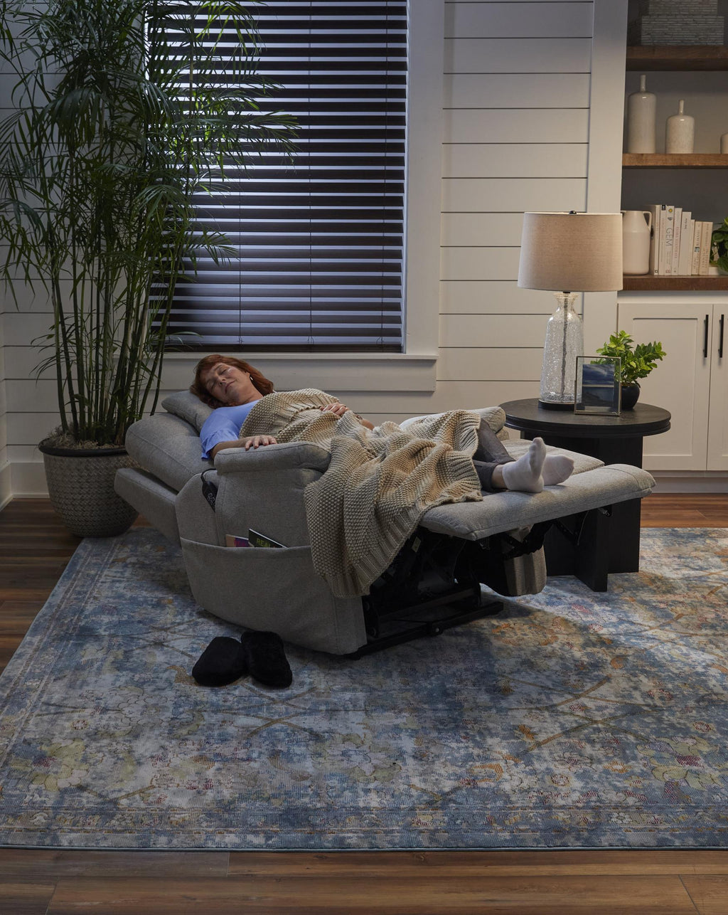 Zecliner Petite Power Lift Recliner - Reclining