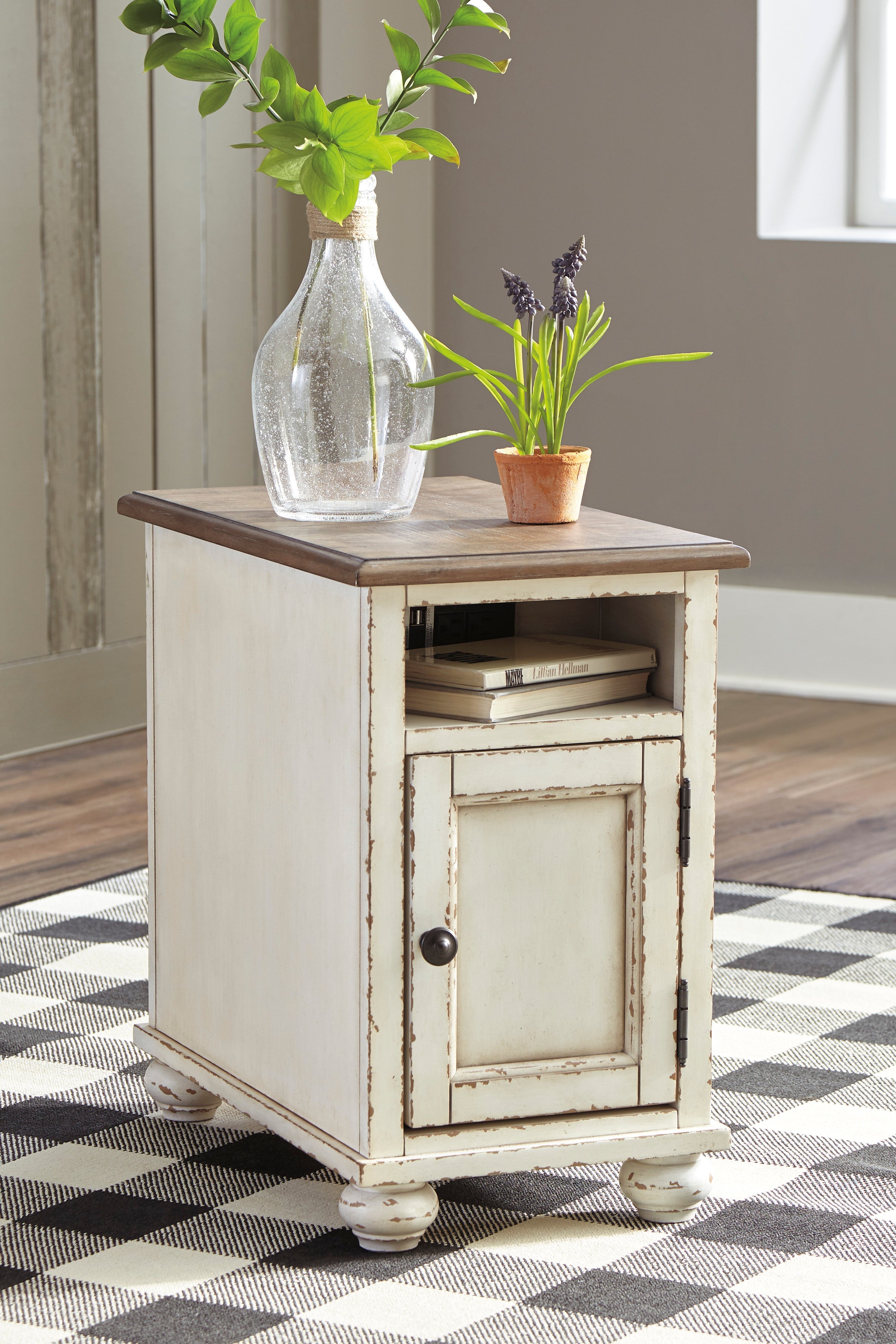 Realyn Chairside End Table with Cubby - Indoor